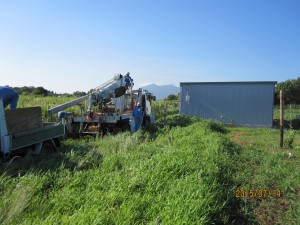 倉庫脇での掘削工事